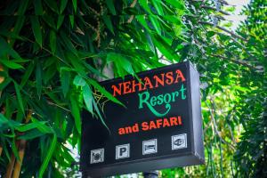 蒂瑟默哈拉默Nehansa Resort and safari的树上餐厅和撒哈兰的标志