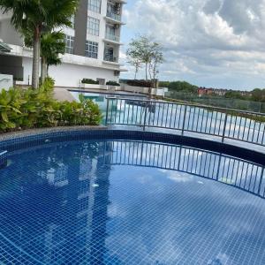 KULAI IOI MALL D'Putra Suites Near JPO Senai Airport的大楼前的大型蓝色游泳池