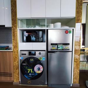 绥和市Beach apartment apec Phú Yên的一间带大冰箱和微波炉的厨房