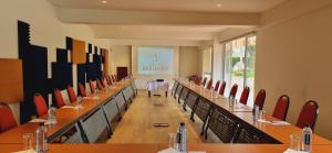 内罗毕Hotel Boulevard Nairobi, City Centre CBD的一间会议室,配有长桌子和红色椅子