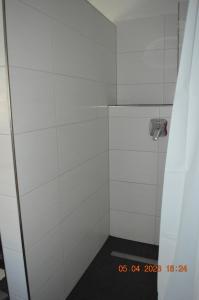 格罗尔斯泰因Dolomitenblick的浴室设有白色瓷砖淋浴。