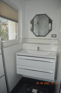 格罗尔斯泰因Dolomitenblick的浴室设有白色水槽和镜子