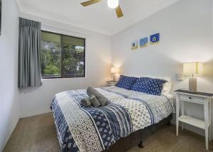 萨维特尔Ocean Sands 5的白色的卧室设有床和窗户