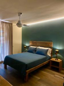 MagazziniAgriturismo Montefabbrello的一间卧室设有一张床和蓝色的墙壁