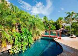 科夫斯港Tropical Spa Bure 19的一座别墅,设有游泳池和棕榈树