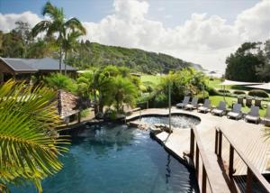 科夫斯港Tropical Spa Bure 19的一个带躺椅的游泳池以及度假村