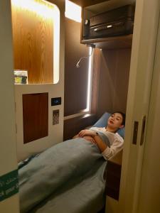 迪拜sleep 'n fly Sleep Lounge, C-Gates Terminal 3 - TRANSIT ONLY的躺在医院病房床上的人