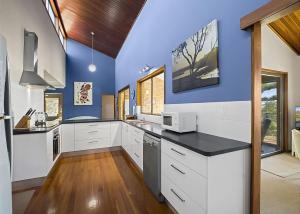萨维特尔Peninsula的一间设有白色橱柜和蓝色墙壁的大厨房