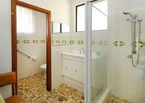 萨维特尔Rose Cottage的带淋浴、盥洗盆和卫生间的浴室