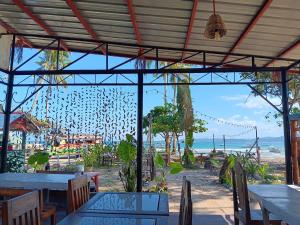 沙璜Casa Leonora的一间设有桌子的餐厅,享有海滩美景