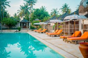 吉利美诺奥塔利亚吉利美诺别墅的一个带橙色椅子和遮阳伞的度假游泳池