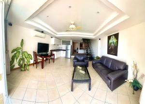 芭东海滩Andaman Hill Pool Seaview的客厅配有沙发和桌子