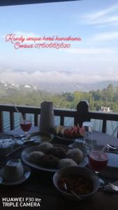 康提Kandy Unique Hotel的餐桌,带食物盘和酒杯