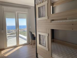 依拉佩特拉Zax sea view villas的海景客房 - 带双层床