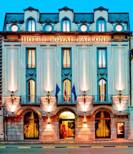 蒙扎Hotel Royal Falcone的一座楼房,前面有酒店皇家交换