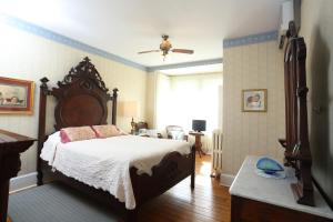 五月岬郡比克雷尔斯住宿加早餐酒店的一间卧室设有一张大床和一个窗户。