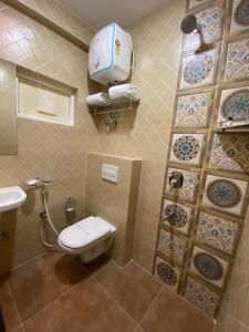 维沙卡帕特南HOTEL TOUCHWOOD的一间带卫生间和水槽的浴室