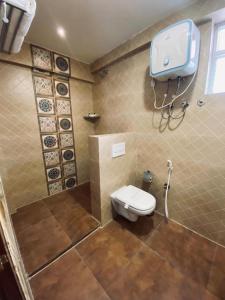 维沙卡帕特南HOTEL TOUCHWOOD的一间带卫生间的浴室和墙上的一部电话