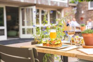 卑尔根blooming的一张桌子,上面放着一盘食物和一杯啤酒