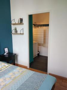 索米尔Appartement calme proche de la Loire的一间卧室设有一张床和一间浴室。