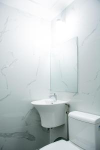安吉利斯Maganda hotel的白色的浴室设有水槽和卫生间。