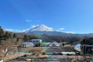 鸣泽市富士山下Trailer House-B的山地,山地,房子