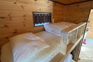 鸣泽市富士山下Trailer House-B的小木屋设有两张双层床,配有窗户