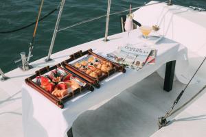 下龙湾Scarlet Pearl Cruises的船上的一张桌子和一盘食物