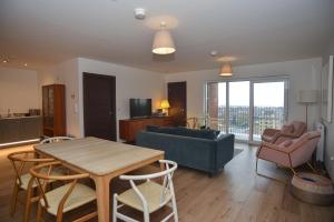 滨海绍森德Seaview Point, Superb 2- bedroom flat, 12th Floor的客厅配有桌子和沙发