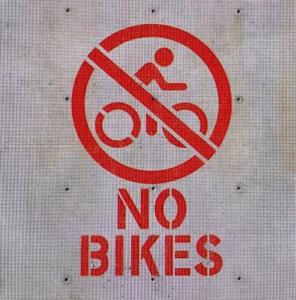 圣雷莫Pisolo Resort的墙上没有自行车的标牌