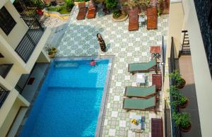 会安Windbell Villa Hoi An的大楼游泳池的顶部景色
