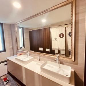 池上嵐文人旅店的一间带两个盥洗盆和大镜子的浴室