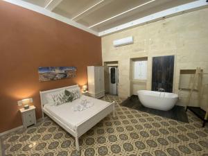 沙拉Ta' Tereza的带浴缸、床和浴缸的大浴室。