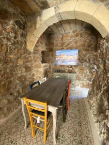 沙拉Ta' Tereza的一间用木桌的石墙餐厅