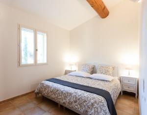 鲁西永Mas du Clos , Tilleul的白色的卧室设有床和窗户