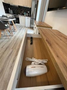 伏尔塔瓦河畔利普诺Apartment 123-2 Lipno Home的厨房地板上的白色冲浪板
