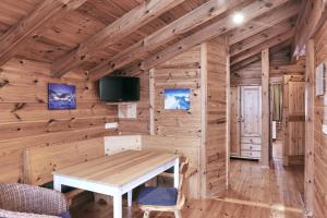 上陶恩MOUNTAINRANGER - Lodge的小木屋内的用餐室,设有木墙