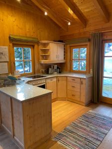 上陶恩MOUNTAINRANGER - Lodge的大型厨房设有木墙和木地板