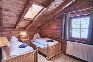 上陶恩MOUNTAINRANGER - Lodge的小木屋内一间卧室,配有两张床