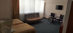 迪利然迪里杨度假酒店的酒店客房,配有沙发和椅子