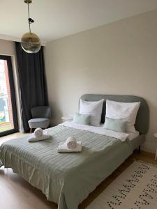 别尔斯克-比亚拉Bukowe Przedmieście的一间卧室配有一张大床和两条毛巾