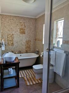 约翰内斯堡Exclusive Private Room in Joburg No loadshedding的带浴缸、卫生间和盥洗盆的浴室