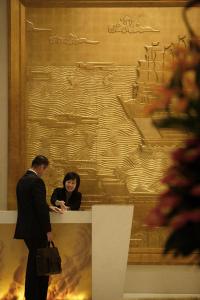 大连大连中远海运洲际酒店的站在画前桌子上的男女
