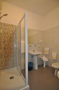 圣雷莫索勒马雷酒店的带淋浴和盥洗盆的浴室