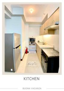 达沃市Buona Vacanza at Verdon Parc的厨房配有不锈钢冰箱