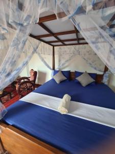 高尔SILVER RAIL的一间卧室配有一张带天蓬的蓝色床