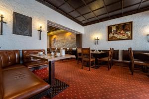 雷根斯堡Hotel St Georg - Regensburg的一间带桌椅的用餐室和一幅画