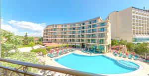 阳光海滩梅纳皇宫酒店 - 全包的享有酒店及大型游泳池的景色