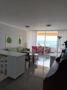 卡亚俄萨尔瓦赫Great oportunity Costa Adeje Holiday apartment first sea line Free Wifi的海景客厅