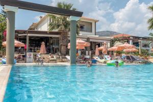 斯卡拉Anassa Hotel的和度假村内的人一起使用的游泳池